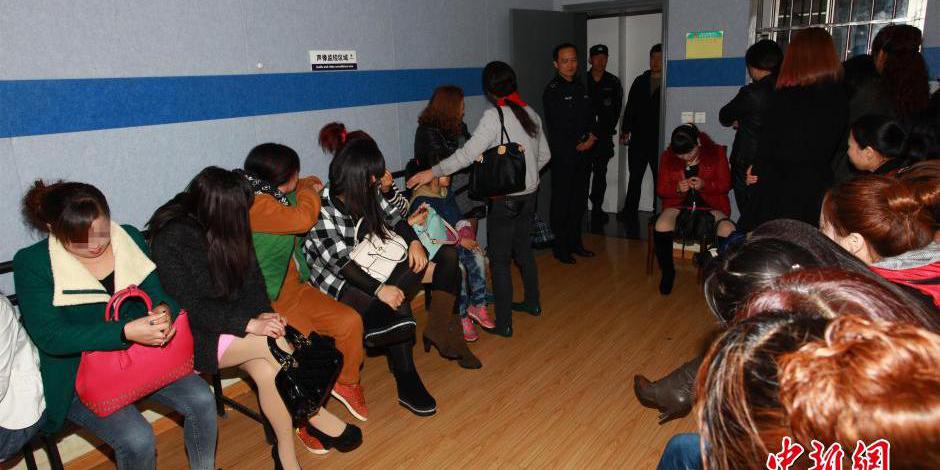 湖北警方夜查 一夜抓獲79名有償陪侍女 湖北警方夜查 一夜抓獲79名有償陪侍女