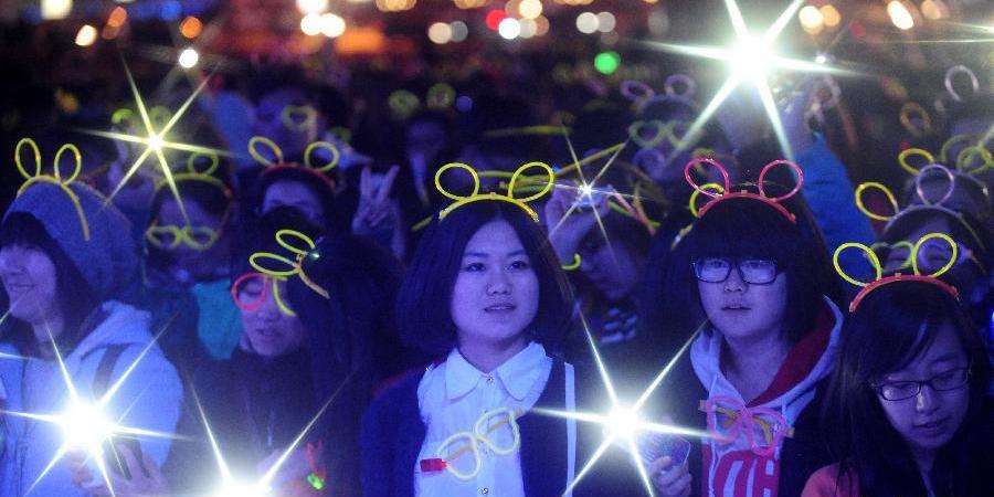 1111名大學(xué)生“光棍節(jié)”螢光夜跑 1111名大學(xué)生“光棍節(jié)”螢光夜跑