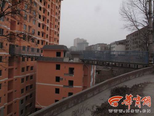 陜西現(xiàn)奇葩天橋 跨6樓頂穿8樓墻 陜西現(xiàn)奇葩天橋 跨6樓頂穿8樓墻