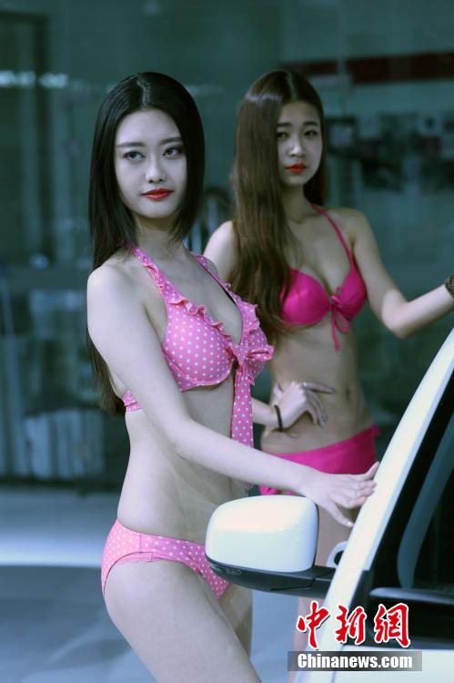 鄭州國(guó)際車展開(kāi)幕 嫩模走秀引圍觀