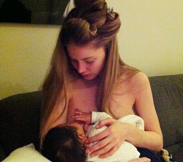 性感女星為孩子“袒胸露乳” 性感女星為孩子“袒胸露乳”