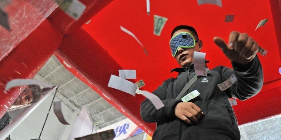 沈陽房交會(huì)上演蒙眼撈錢促銷