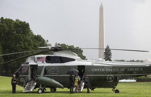 奧巴馬為女下屬撐傘 上演雨中曲 奧巴馬為女下屬撐傘 上演雨中曲