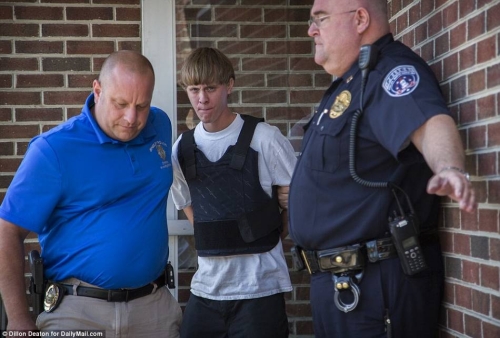 這個(gè)白人男子沖進(jìn)教堂殺死9名黑人 這個(gè)白人男子沖進(jìn)教堂殺死9名黑人