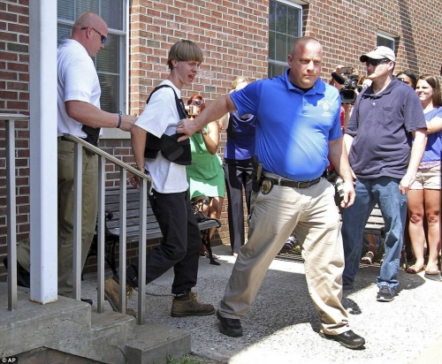 這個(gè)白人男子沖進(jìn)教堂殺死9名黑人 這個(gè)白人男子沖進(jìn)教堂殺死9名黑人