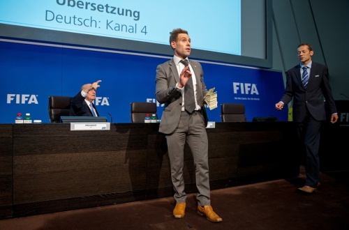 布拉特發(fā)布會遭美元砸臉