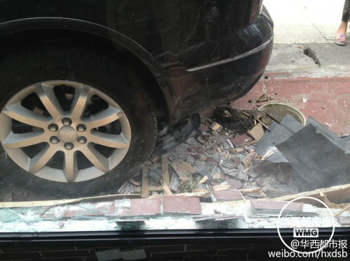 油門當剎車 越野車差點沖進理發(fā)店