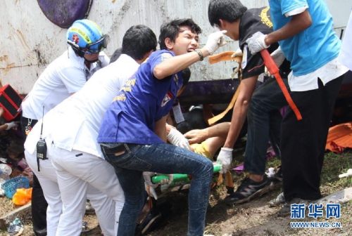 普吉大巴翻車(chē)致17名中國(guó)游客受傷