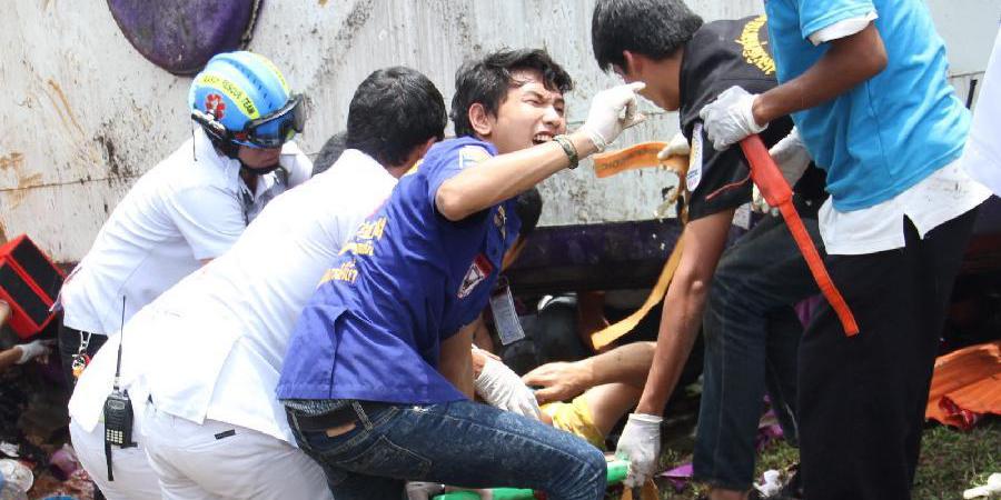 普吉大巴翻車(chē)致17名中國(guó)游客受傷