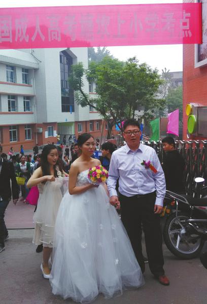 新郎向剛考完試的新娘送上鮮花。