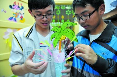 男生正把廢舊物做成裝飾品，裝扮女生寢室