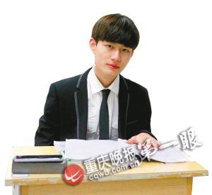 穿上正裝的女生更優(yōu)雅成熟了；男生常常被女生夸獎(jiǎng)長(zhǎng)得帥。