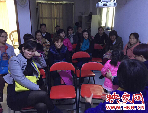 閆老師在和家長(zhǎng)互動(dòng)交流