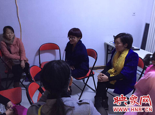 閆道平老師和助理老師在解答家長(zhǎng)朋友的疑惑