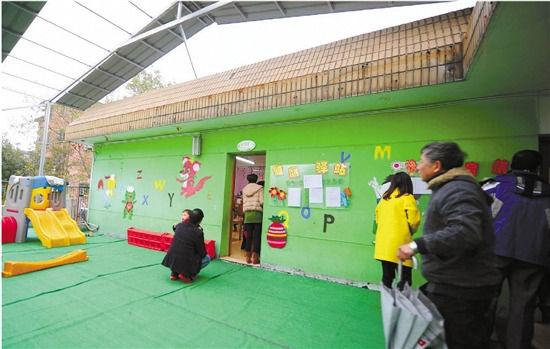 因為怕裝修后的氣味影響孩子的健康，包括小葉在內(nèi)，很多家長找到園方，要求換教室.
