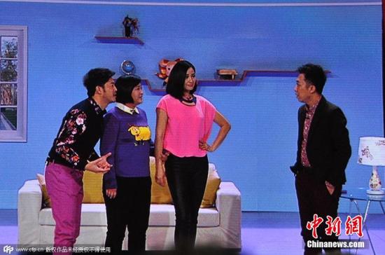 2015年2月18日晚8時(shí)，2015央視羊年春晚準(zhǔn)時(shí)開播，各路明星大腕齊聚一臺(tái)向觀眾展示了一場(chǎng)奢華的