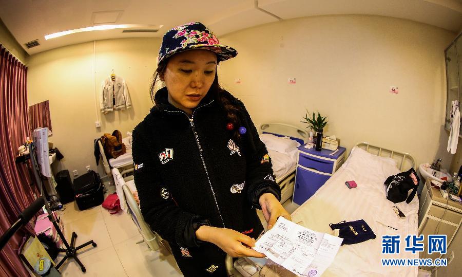 赴韓整形失敗者陳怡麗向記者展示醫(yī)療事故鑒定（4月8日攝）。