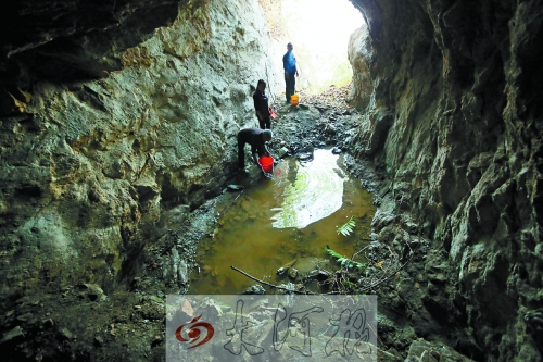 村民說(shuō)以前這里的水很深，現(xiàn)在也就剩這么一點(diǎn)兒了。