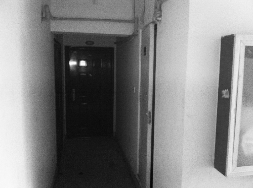 被砸網(wǎng)吧在鄭州安徐莊公館小區(qū)的一棟居民樓里，昨天，網(wǎng)吧已關(guān)門。