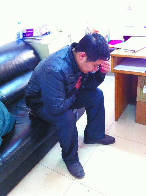 車長在停車場(chǎng)辦公室捂著胸口