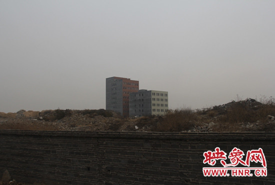 一墻之隔,但內外環(huán)境卻截然不同