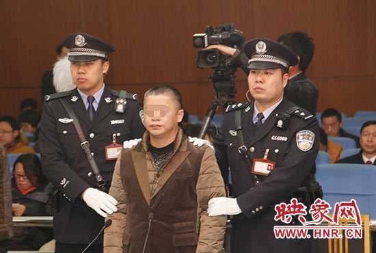 被告人被法警帶上法庭時(shí)，身上沒(méi)有戒具，也沒(méi)有剃光頭。（圖片來(lái)源于微博@豫法陽(yáng)光）