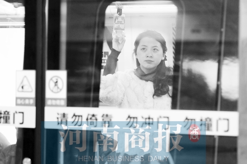 首個(gè)上班高峰，地鐵乘客以年輕的上班族為主