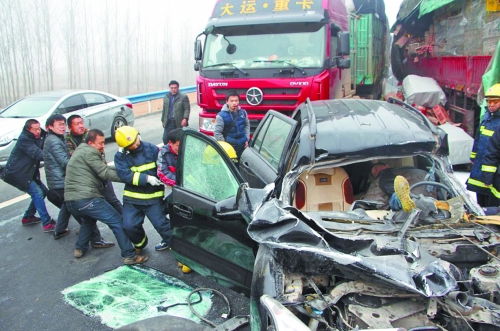 現(xiàn)場(chǎng)慘不忍睹，眾人合力施救。