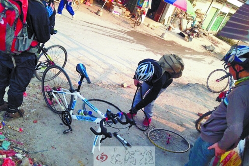 運(yùn)氣不好，十分鐘被扎了兩次胎，只能自己修車。