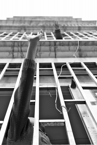 聽到聲音小哥倆就在窗戶邊集合，不聚不散。