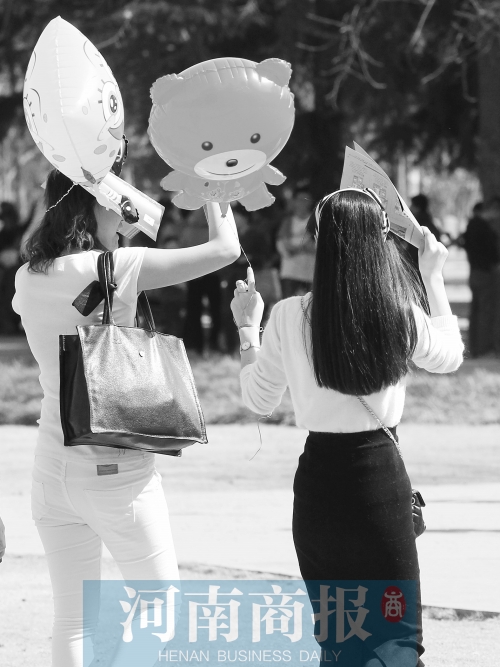 昨天高溫，有人穿上了短袖 記者 鄧萬里/攝