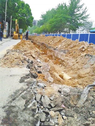 文化路大修改造工程，目前西半幅圍擋已基本鋪設(shè)到位。