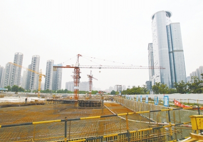 中州大道與金水東路東北角，正在建一座大型停車場。