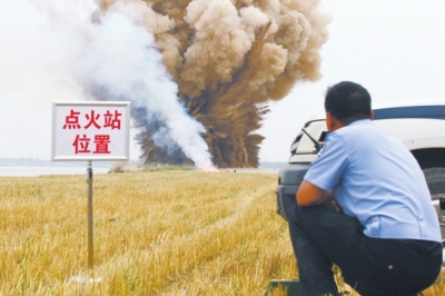 民警點火，引爆爆炸物品。