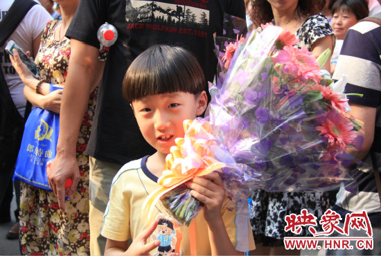 杜澤一直在考點門口等待表姐走出考場。