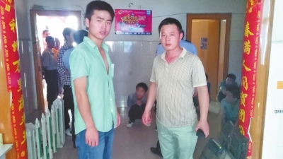 在吳文舉老師的幫助下，王強(qiáng)強(qiáng)（左）從傳銷窩點成功脫險。