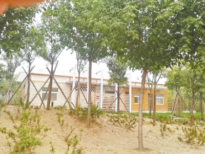 南三環(huán)上的一處公廁掩映在綠樹間，也鎖著門