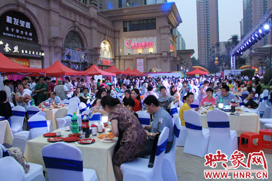 活動場面火爆,600多人免費(fèi)大聚餐。