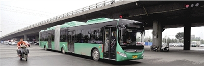 昨日上午，一輛B3快速公交測試車行駛在西三環(huán)的線路上。