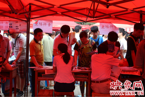 家長們最關(guān)心的還是畢業(yè)以后孩子的就業(yè)情況。