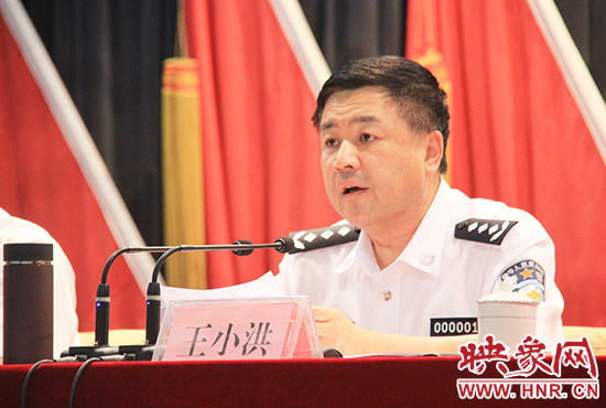 河南省公安廳廳長王小洪向獲評的先進集體和個人祝賀 河南省公安廳廳長王小洪向獲評的先進集體和個人祝賀