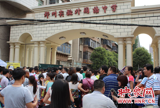 考試快結(jié)束時(shí)，陪考的家長(zhǎng)涌入學(xué)校接孩子。