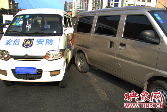 兩輛面包車(chē)也被牽連。