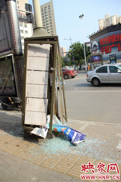 路旁的路燈箱已經(jīng)被肇事車(chē)輛撞碎。