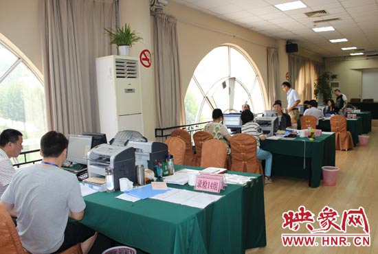 高招錄取現(xiàn)場(chǎng)錄檢組工作人員正在緊張工作中。