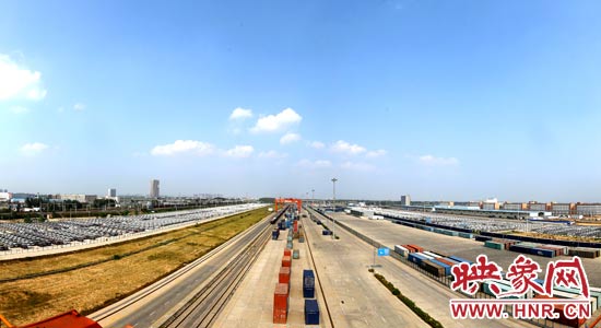 鄭州鐵路集裝箱中心站內(nèi)，滿(mǎn)載貨物的國(guó)際班列從這里開(kāi)出。段晉哲/攝