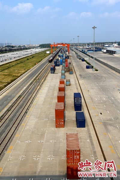 打造成為中西部地區(qū)對外貿(mào)易的“無水港”。段晉哲/攝