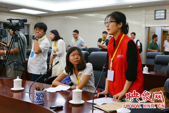 映象網(wǎng)記者就網(wǎng)友關(guān)心熱點(diǎn)問題向省教育廳副廳長尹洪斌提問。