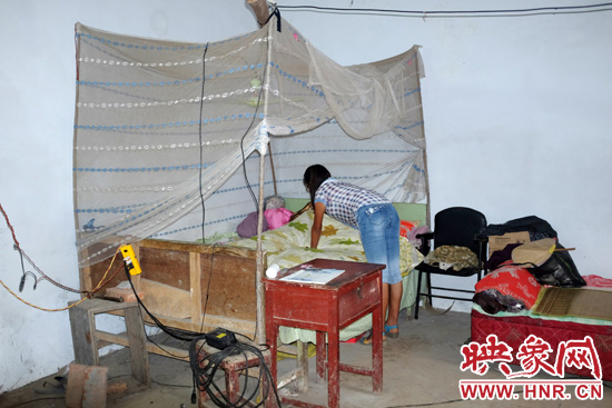 王書佳的環(huán)境及其簡(jiǎn)陋。