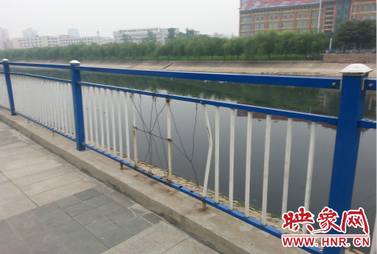 公園內多個護欄中間的鋼筋條不翼而飛，僅僅是用幾根細細鐵絲纏住。